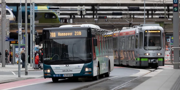 Eine Stadtbahn und ein Bus in der Innenstadt Hannovers
